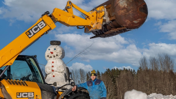 Variku talu peremees Ivar Haabsaar oli vastlapäeval parasjagu tööhoos kui toimetus hiiglaslikku lumememme oma silmaga kaemas käis. Fotol olev masin on abiks mitmetel töödel, sealhulgas ka lumerajal ja lumememme ehitusel. 3, 5 kanti mahutav mahuti on pärit Ida Virust ja ekstra kohandatud selleks, et kasta talvel lumerada. See sama mahuti oli asjaosaliseks ka lumememme pallide valmimisel, kui külmast rabe lumi oli tarvis kõvemaks ja vastupidavamaks saada. FOTO: Aigar Nagel
